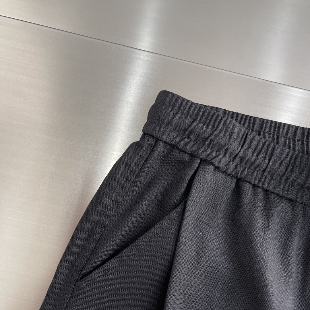 -Loro Piana 新款亚麻天丝休闲裤，采用亚麻天丝面料打造，舒适轻肤软糯，非常有垂感不显臃肿。前面
