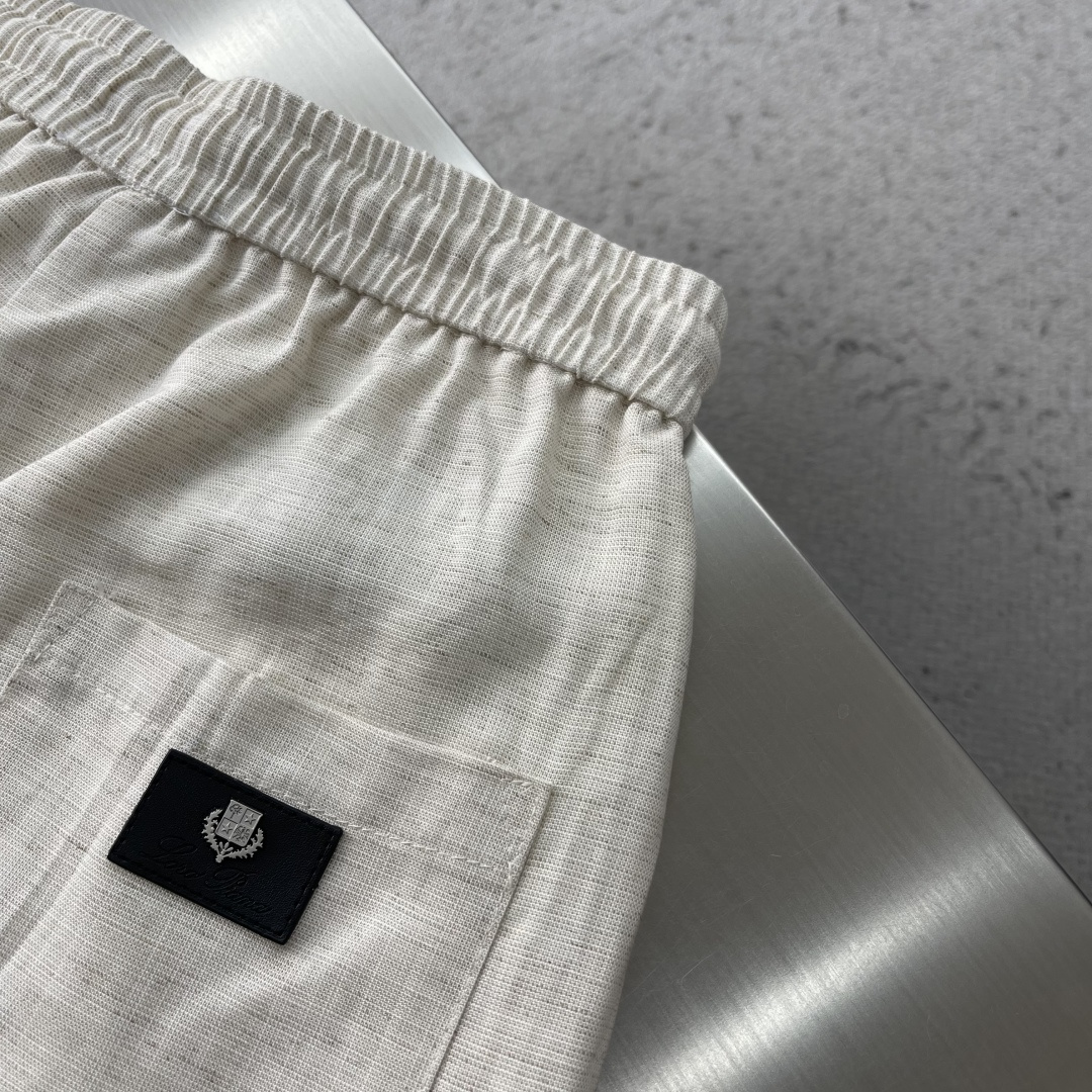 -Loro Piana 新款亚麻天丝休闲裤，采用亚麻天丝面料打造，舒适轻肤软糯，非常有垂感不显臃肿。前面