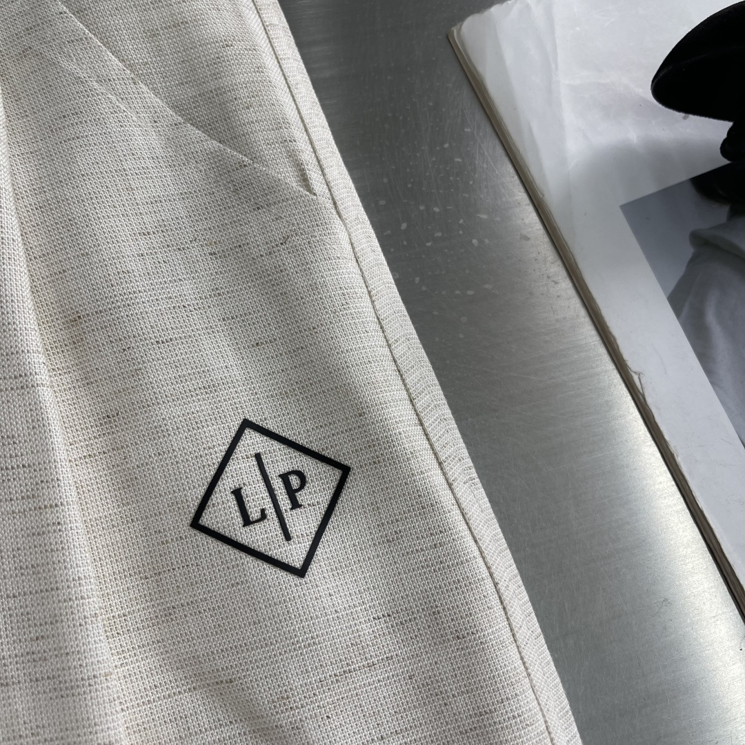 -Loro Piana 新款亚麻天丝休闲裤，采用亚麻天丝面料打造，舒适轻肤软糯，非常有垂感不显臃肿。前面