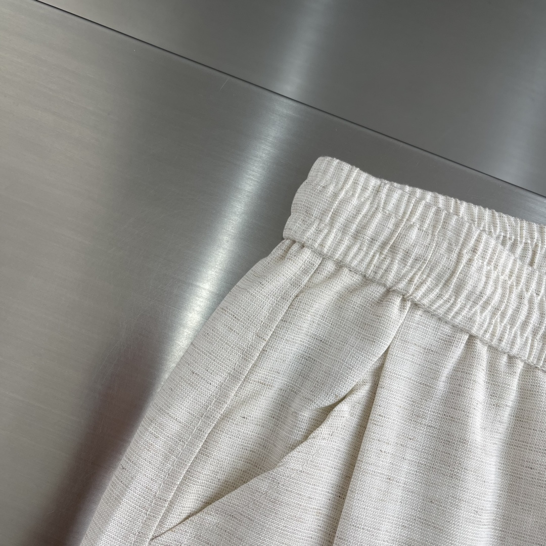 -Loro Piana 新款亚麻天丝休闲裤，采用亚麻天丝面料打造，舒适轻肤软糯，非常有垂感不显臃肿。前面