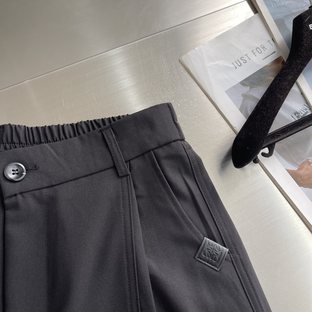 -LOEW 26年春夏季新款休闲裤，采用进口优质西装面料，超级舒适透气！散口设计，侧边标识点缀，版型上身