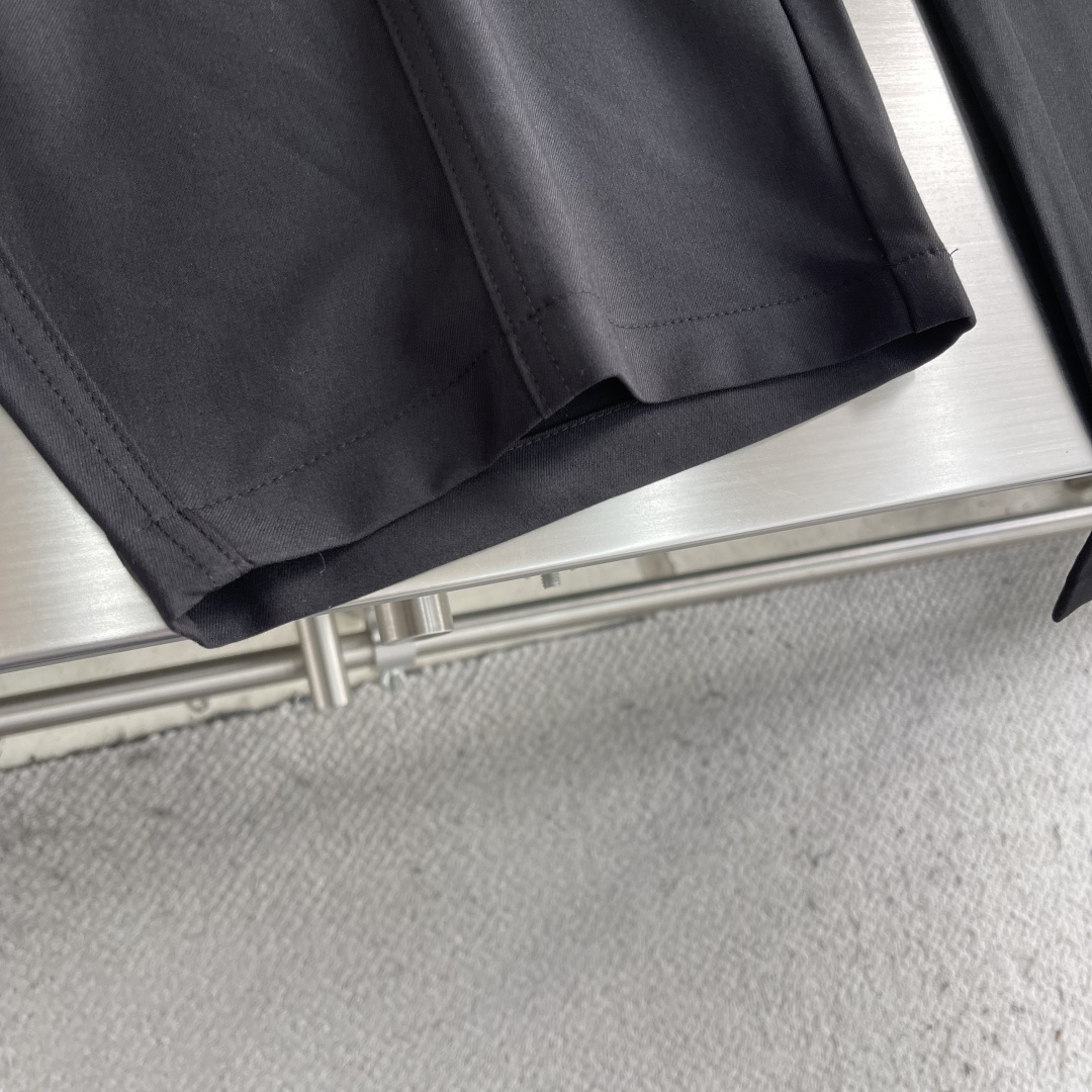 -LOEW 26年春夏季新款休闲裤，采用进口优质西装面料，超级舒适透气！散口设计，侧边标识点缀，版型上身