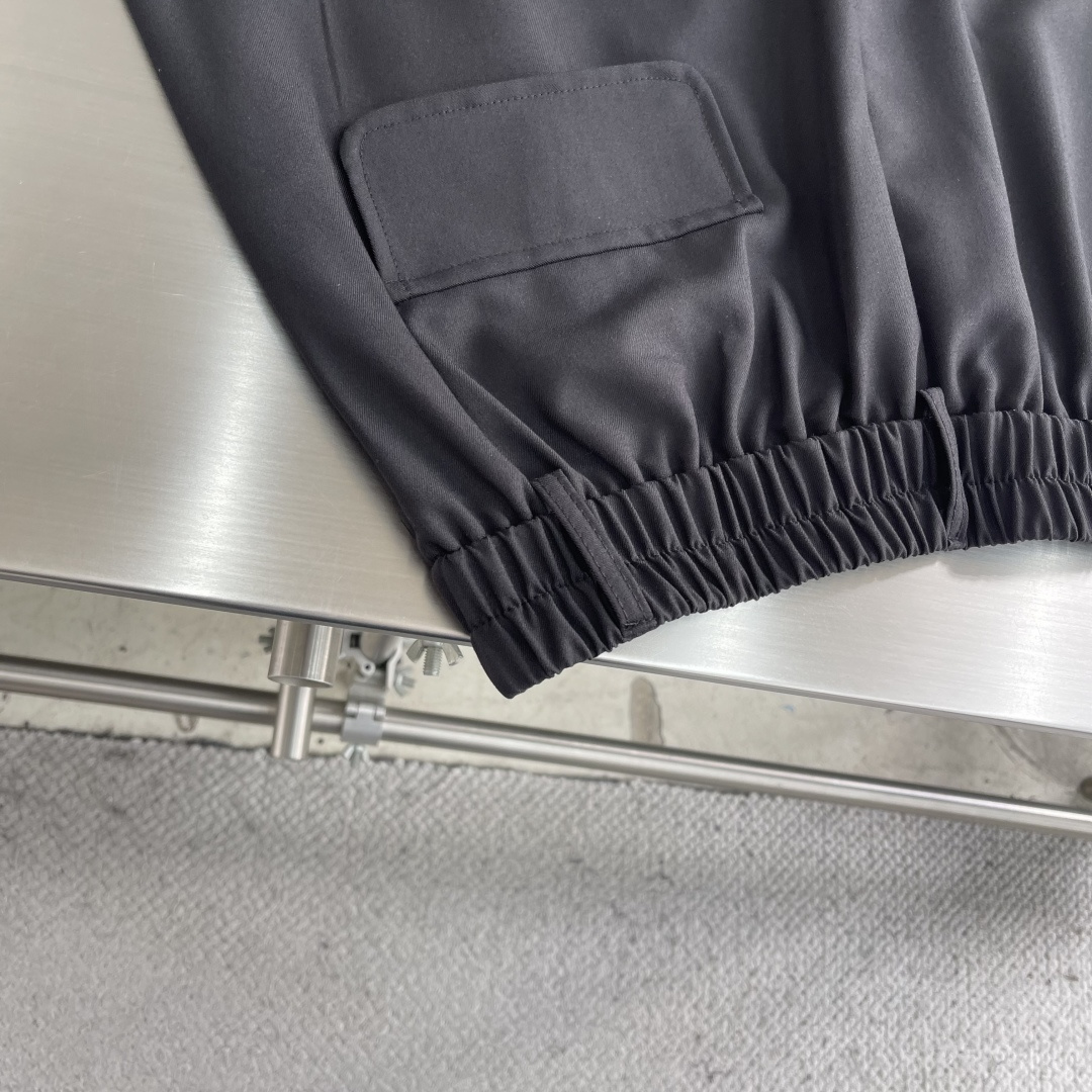 -LOEW 26年春夏季新款休闲裤，采用进口优质西装面料，超级舒适透气！散口设计，侧边标识点缀，版型上身