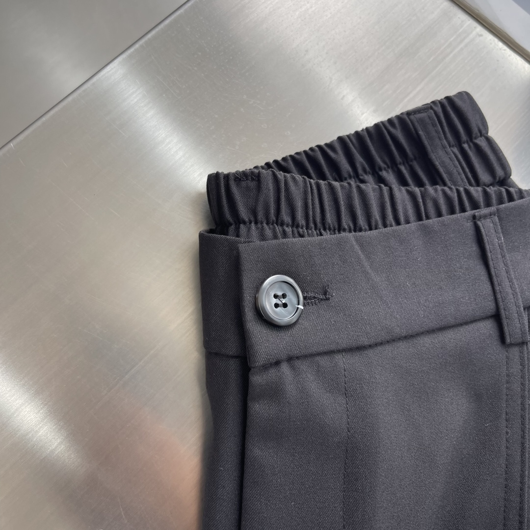 -LOEW 26年春夏季新款休闲裤，采用进口优质西装面料，超级舒适透气！散口设计，侧边标识点缀，版型上身