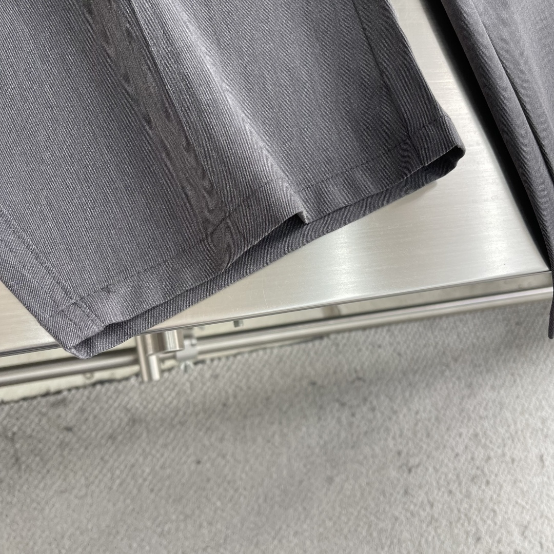 -LOEW 26年春夏季新款休闲裤，采用进口优质西装面料，超级舒适透气！散口设计，侧边标识点缀，版型上身