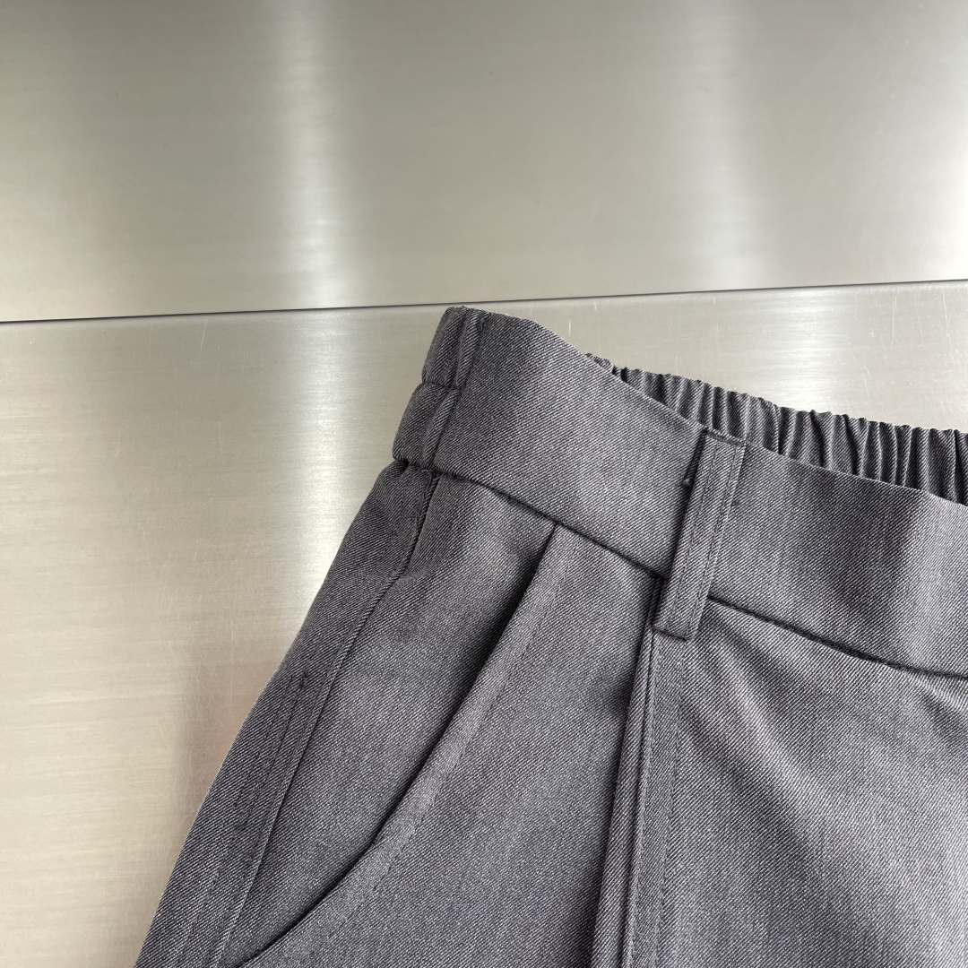 -LOEW 26年春夏季新款休闲裤，采用进口优质西装面料，超级舒适透气！散口设计，侧边标识点缀，版型上身