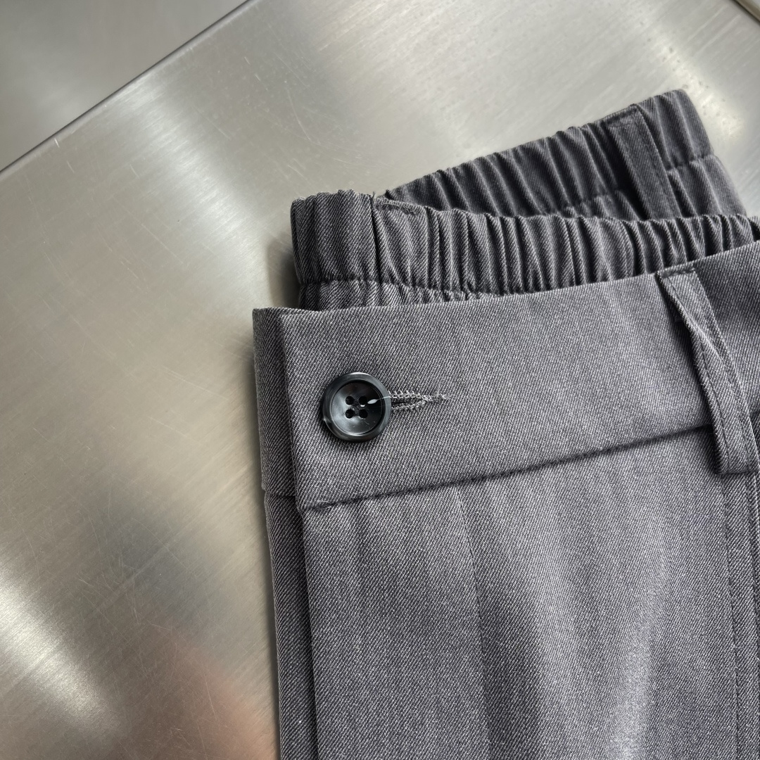 -LOEW 26年春夏季新款休闲裤，采用进口优质西装面料，超级舒适透气！散口设计，侧边标识点缀，版型上身