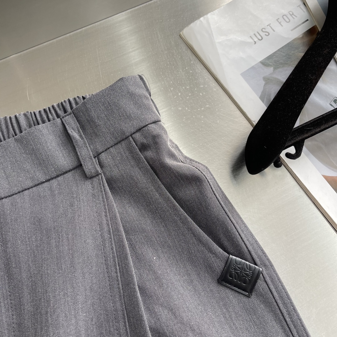 -LOEW 26年春夏季新款休闲裤，采用进口优质西装面料，超级舒适透气！散口设计，侧边标识点缀，版型上身