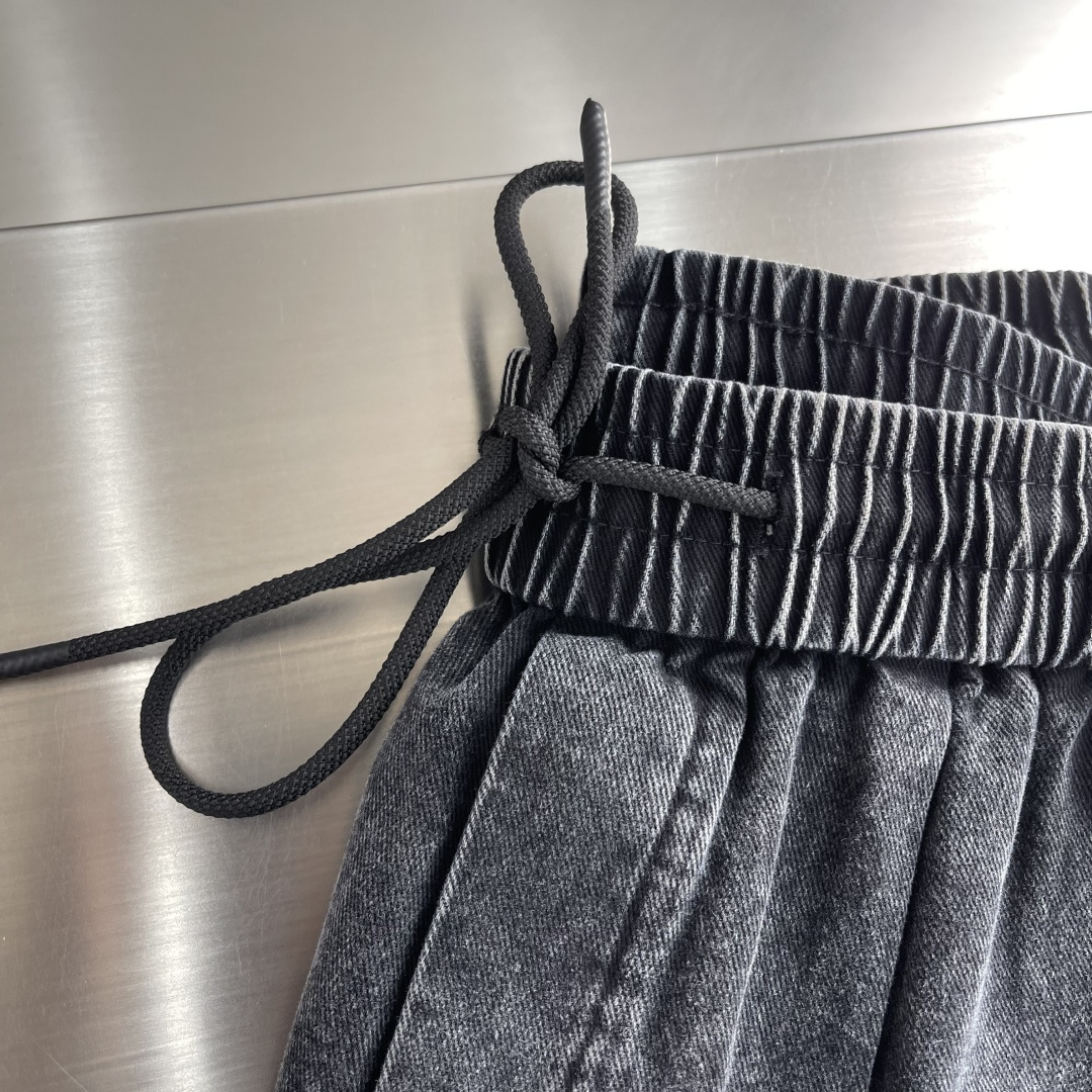 -Wang 大王 26年新款弯刀裤，粗斜纹洗水棉布 全衣重洗水 砂洗 洗后面料更柔软亲肤，裤脚侧向饰有 