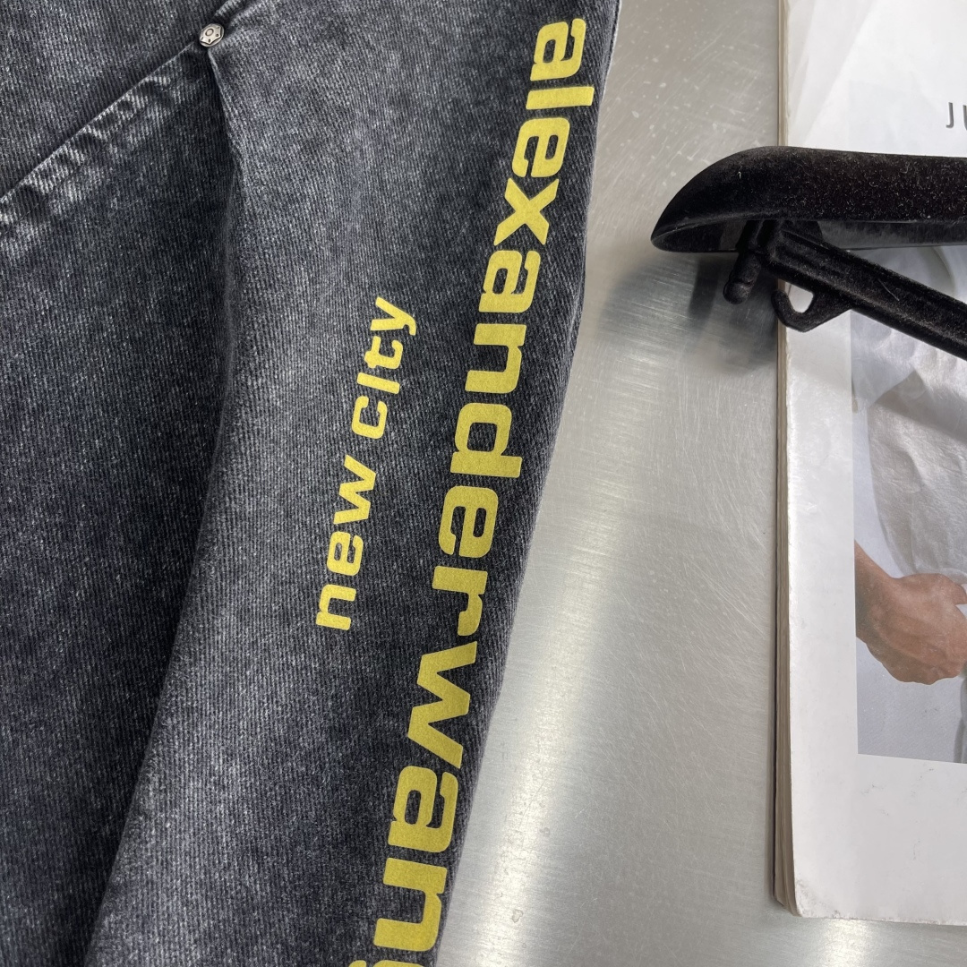 -Wang 大王 26年新款弯刀裤，粗斜纹洗水棉布 全衣重洗水 砂洗 洗后面料更柔软亲肤，裤脚侧向饰有 