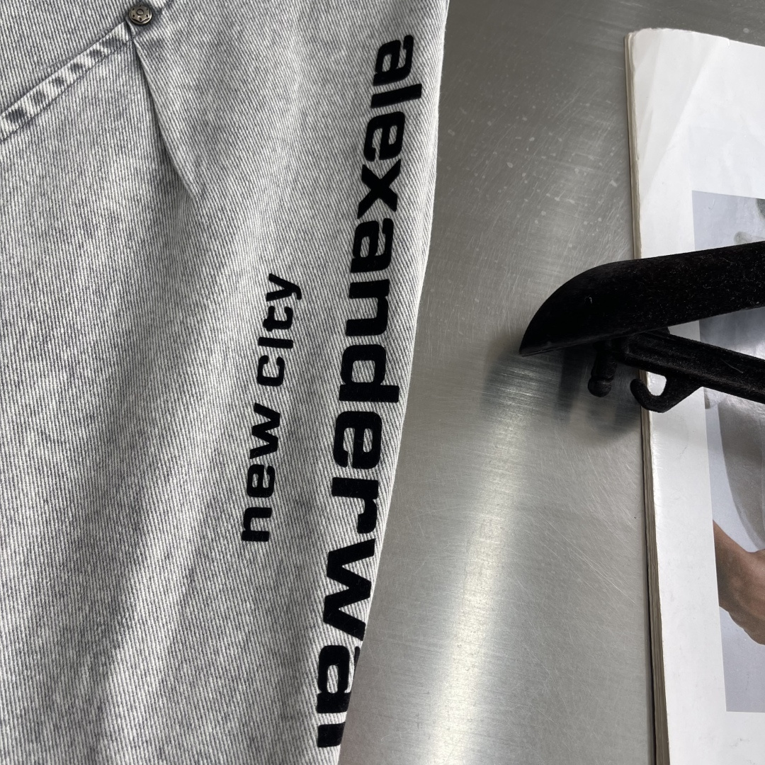 -Wang 大王 26年新款弯刀裤，粗斜纹洗水棉布 全衣重洗水 砂洗 洗后面料更柔软亲肤，裤脚侧向饰有 