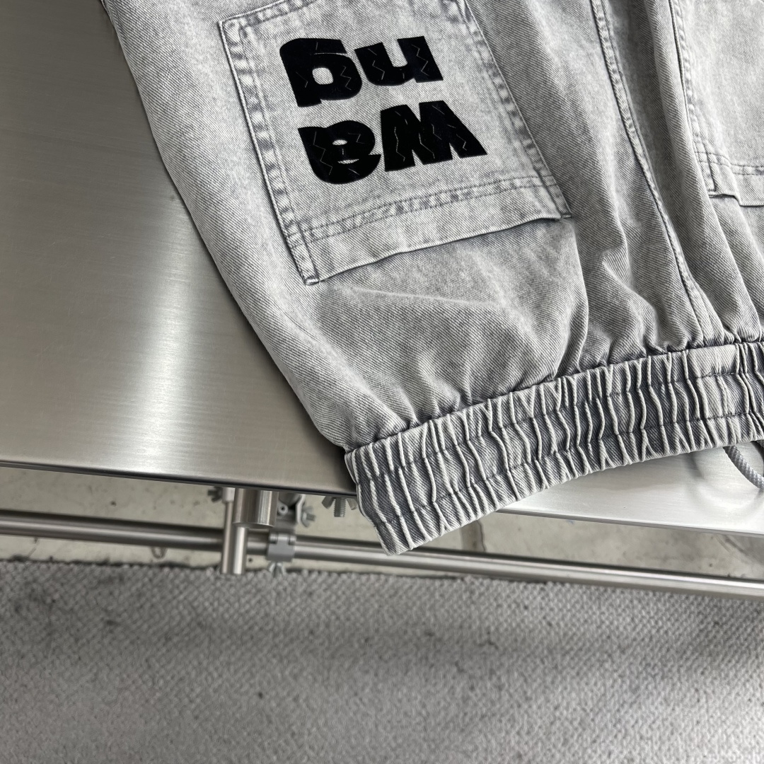 -Wang 大王 26年新款弯刀裤，粗斜纹洗水棉布 全衣重洗水 砂洗 洗后面料更柔软亲肤，裤脚侧向饰有 