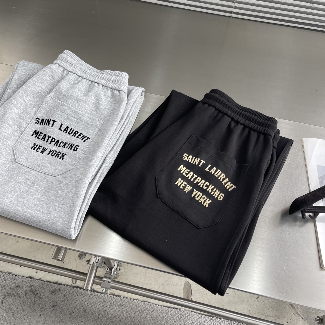 -YSL圣罗兰 经典休闲直筒长裤，采用了莫代尔面膜材质，面料丝滑挺括，搭配后口袋标识装饰，上身足够吸睛且