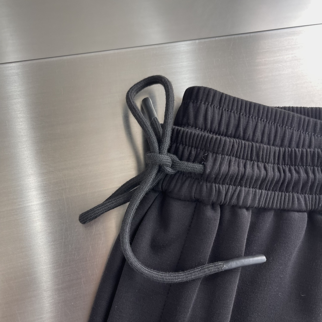 -YSL圣罗兰 经典休闲直筒长裤，采用了莫代尔面膜材质，面料丝滑挺括，搭配后口袋标识装饰，上身足够吸睛且