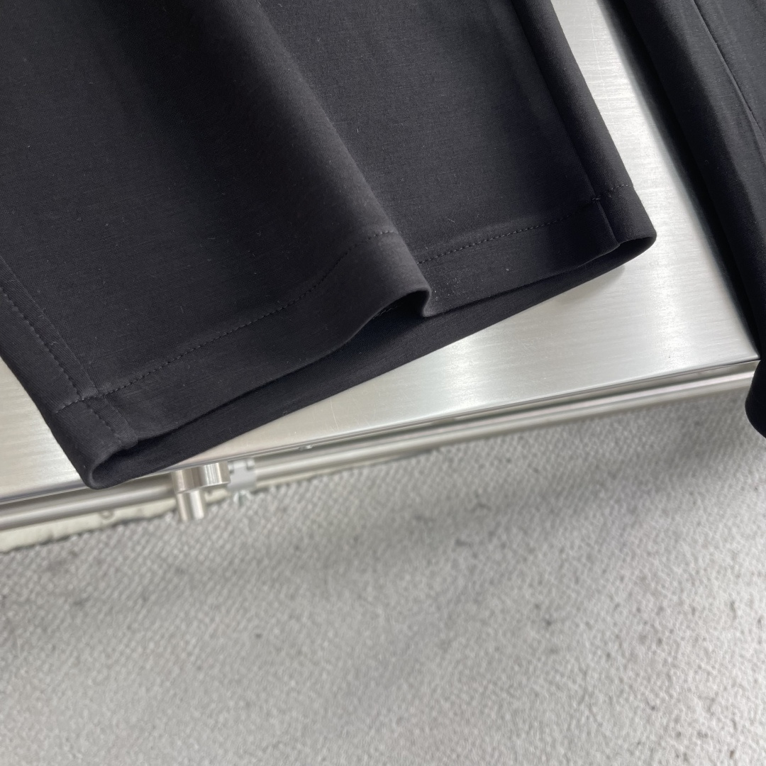 -YSL圣罗兰 经典休闲直筒长裤，采用了莫代尔面膜材质，面料丝滑挺括，搭配后口袋标识装饰，上身足够吸睛且