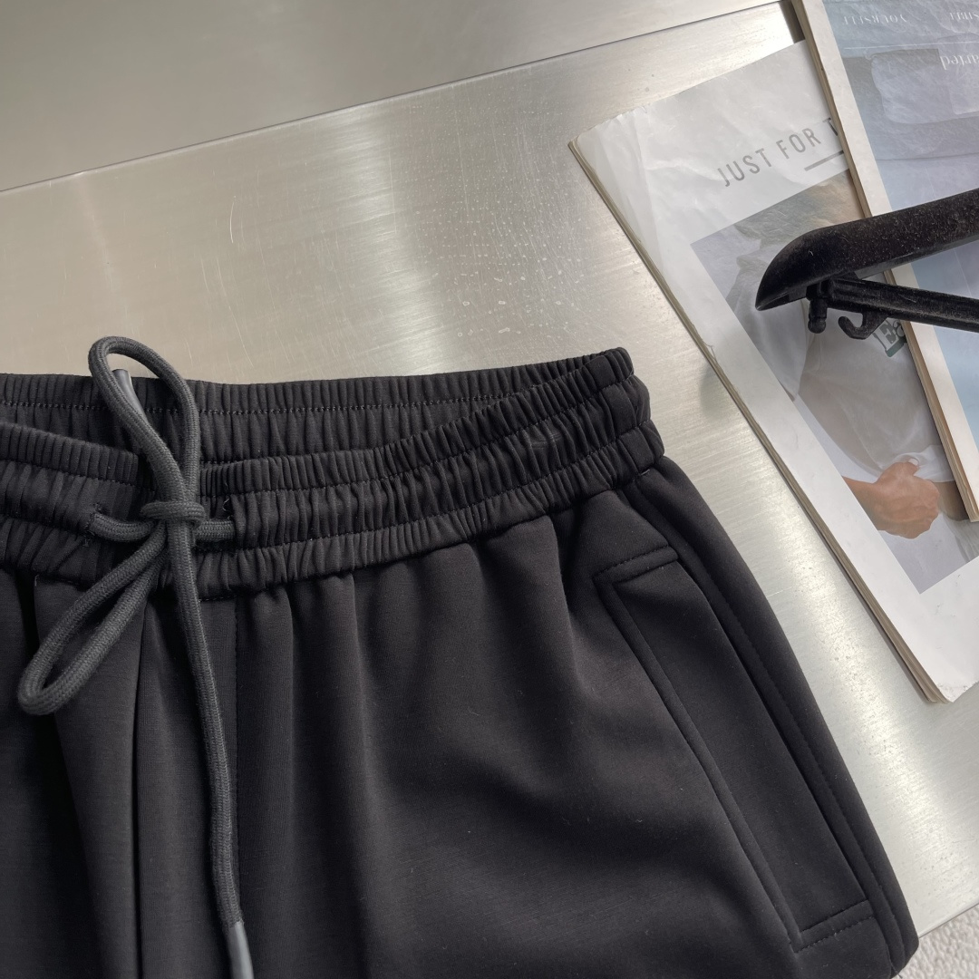 -YSL圣罗兰 经典休闲直筒长裤，采用了莫代尔面膜材质，面料丝滑挺括，搭配后口袋标识装饰，上身足够吸睛且