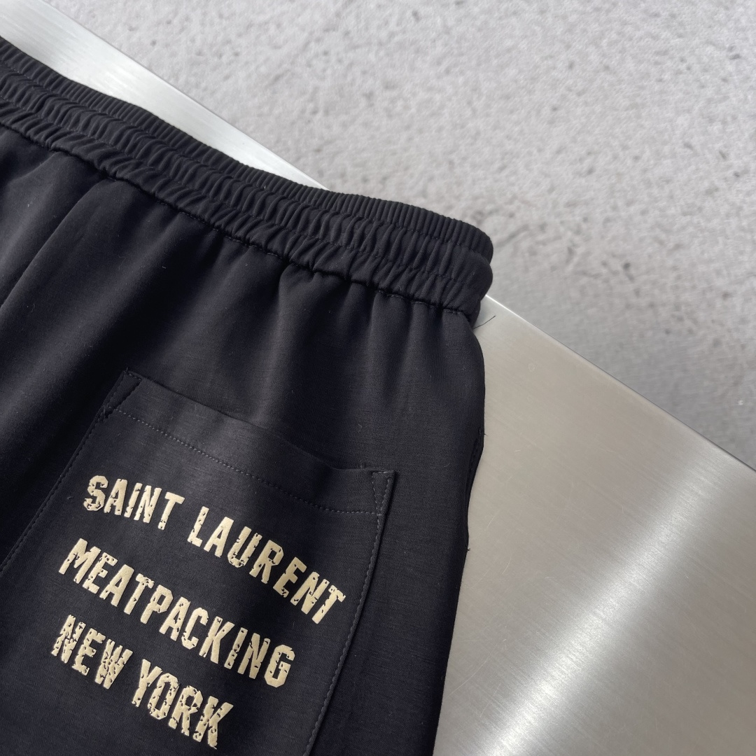 -YSL圣罗兰 经典休闲直筒长裤，采用了莫代尔面膜材质，面料丝滑挺括，搭配后口袋标识装饰，上身足够吸睛且