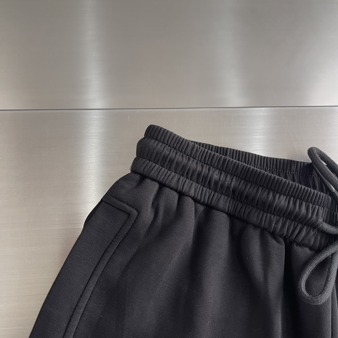 -YSL圣罗兰 经典休闲直筒长裤，采用了莫代尔面膜材质，面料丝滑挺括，搭配后口袋标识装饰，上身足够吸睛且