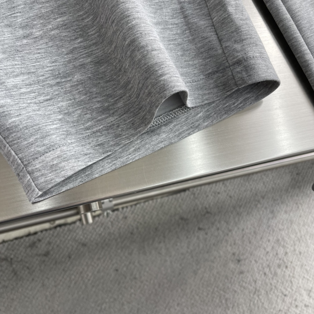 -YSL圣罗兰 经典休闲直筒长裤，采用了莫代尔面膜材质，面料丝滑挺括，搭配后口袋标识装饰，上身足够吸睛且