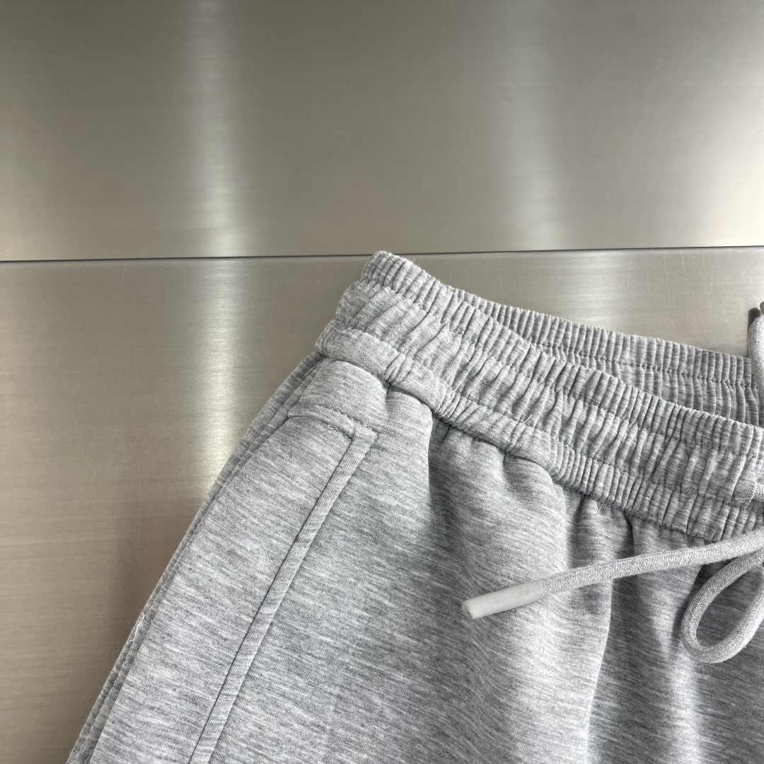 -YSL圣罗兰 经典休闲直筒长裤，采用了莫代尔面膜材质，面料丝滑挺括，搭配后口袋标识装饰，上身足够吸睛且