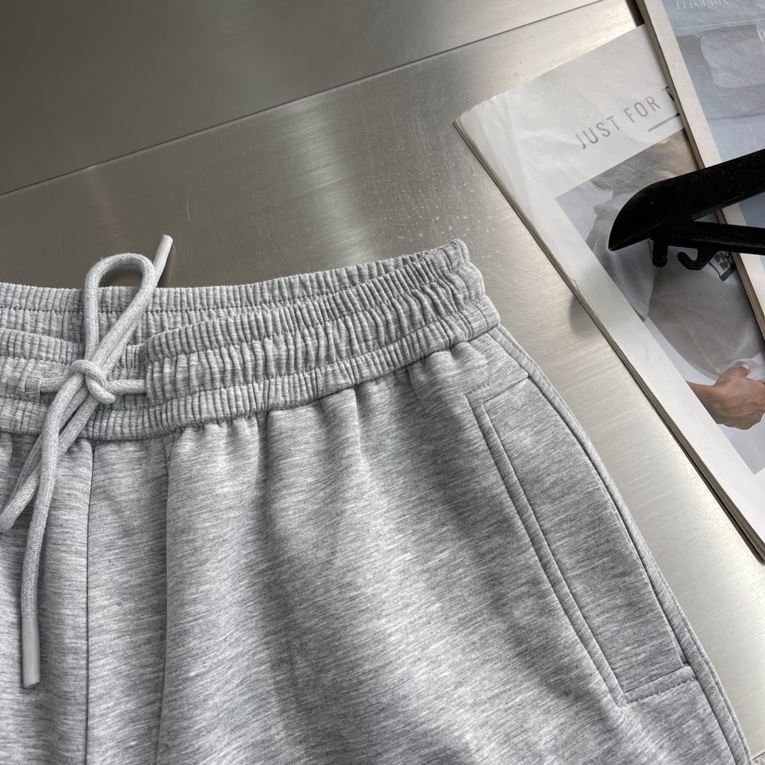 -YSL圣罗兰 经典休闲直筒长裤，采用了莫代尔面膜材质，面料丝滑挺括，搭配后口袋标识装饰，上身足够吸睛且