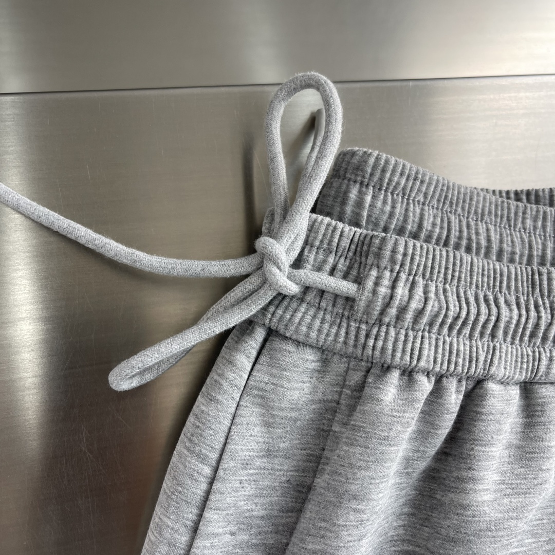 -YSL圣罗兰 经典休闲直筒长裤，采用了莫代尔面膜材质，面料丝滑挺括，搭配后口袋标识装饰，上身足够吸睛且