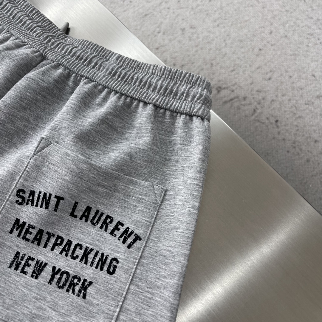 -YSL圣罗兰 经典休闲直筒长裤，采用了莫代尔面膜材质，面料丝滑挺括，搭配后口袋标识装饰，上身足够吸睛且