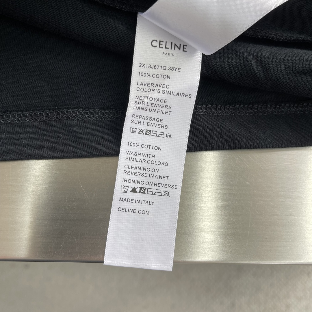 -Celin 刺绣口袋短袖定制纯棉平纹丝光布 柔软细腻 舒适贴肤 以一抹澄澈的克莱因蓝惊艳亮相 白色的丝