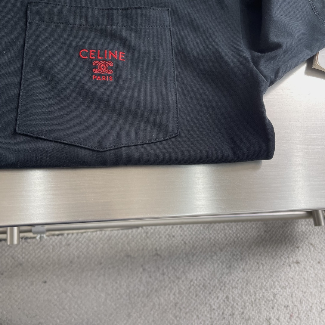 -Celin 刺绣口袋短袖定制纯棉平纹丝光布 柔软细腻 舒适贴肤 以一抹澄澈的克莱因蓝惊艳亮相 白色的丝