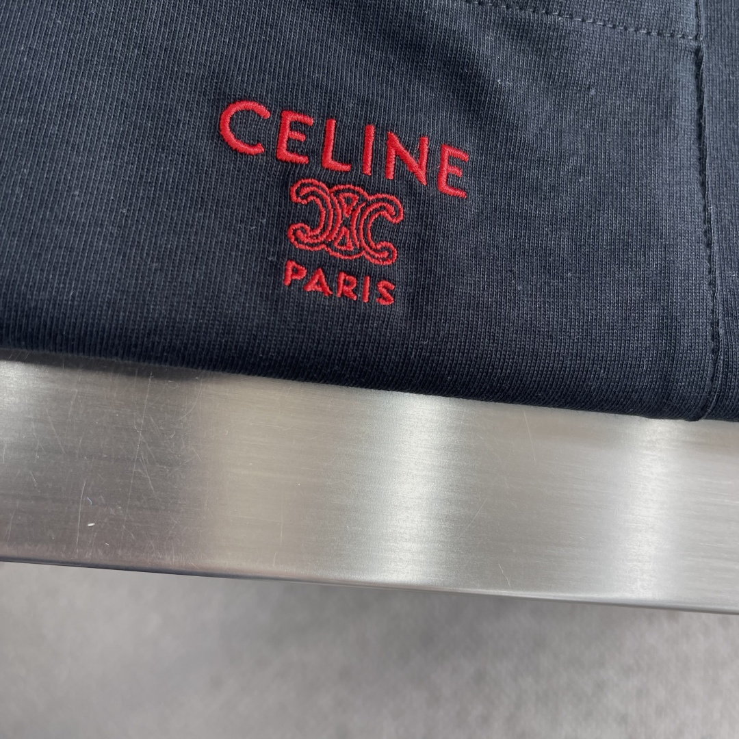 -Celin 刺绣口袋短袖定制纯棉平纹丝光布 柔软细腻 舒适贴肤 以一抹澄澈的克莱因蓝惊艳亮相 白色的丝