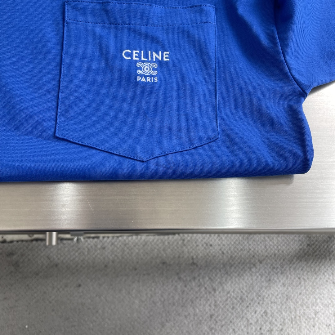 -Celin 刺绣口袋短袖定制纯棉平纹丝光布 柔软细腻 舒适贴肤 以一抹澄澈的克莱因蓝惊艳亮相 白色的丝