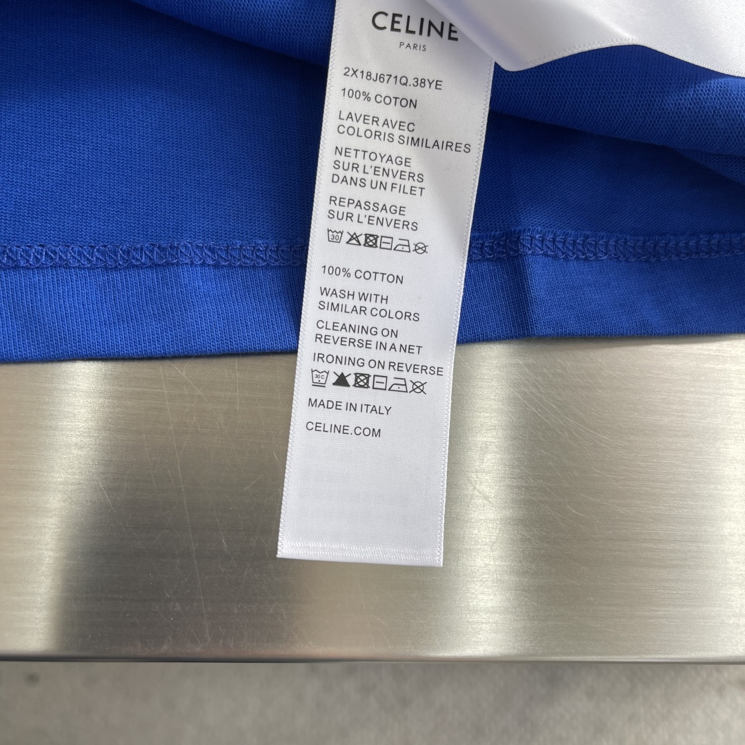 -Celin 刺绣口袋短袖定制纯棉平纹丝光布 柔软细腻 舒适贴肤 以一抹澄澈的克莱因蓝惊艳亮相 白色的丝