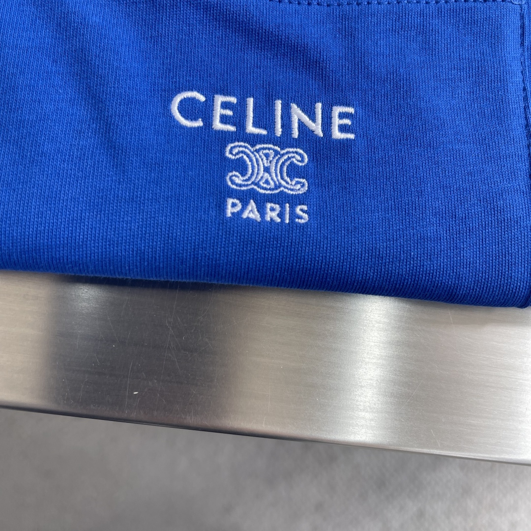-Celin 刺绣口袋短袖定制纯棉平纹丝光布 柔软细腻 舒适贴肤 以一抹澄澈的克莱因蓝惊艳亮相 白色的丝