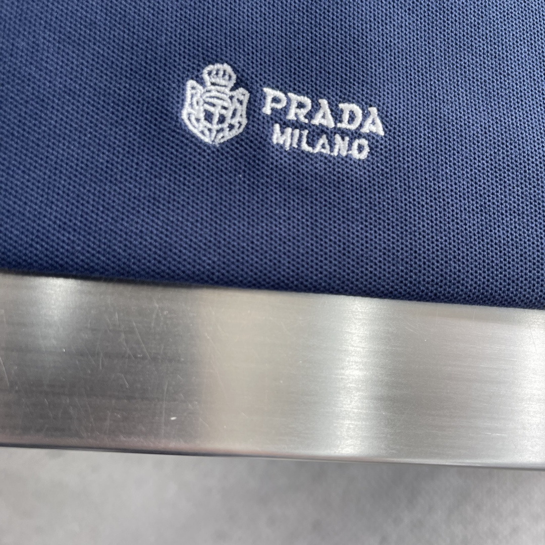 -PRAD 徽标刺绣抽绳Polo衫定制粗颗纹路棉质帆布料 紧密细腻 高端精致 以一抹澄澈的浅蓝惊艳亮相 