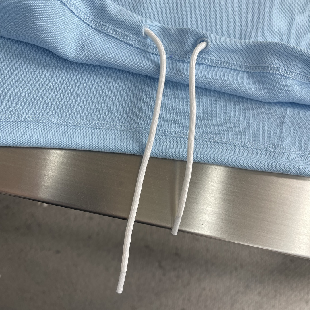 -PRAD 徽标刺绣抽绳Polo衫定制粗颗纹路棉质帆布料 紧密细腻 高端精致 以一抹澄澈的浅蓝惊艳亮相 