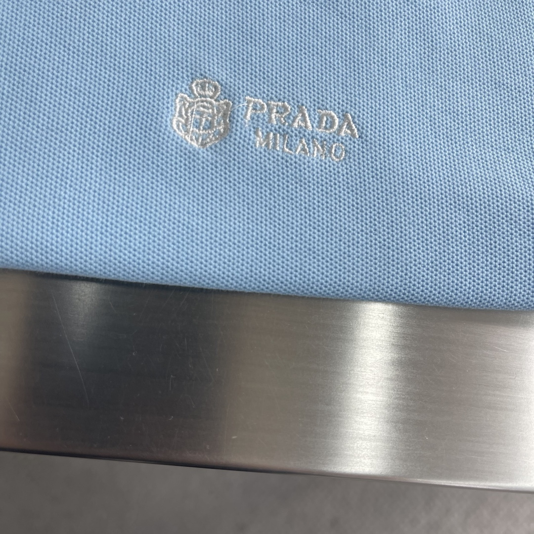 -PRAD 徽标刺绣抽绳Polo衫定制粗颗纹路棉质帆布料 紧密细腻 高端精致 以一抹澄澈的浅蓝惊艳亮相 