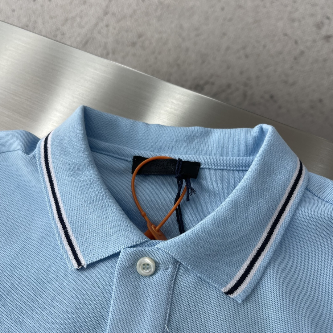 -PRAD 徽标刺绣抽绳Polo衫定制粗颗纹路棉质帆布料 紧密细腻 高端精致 以一抹澄澈的浅蓝惊艳亮相 
