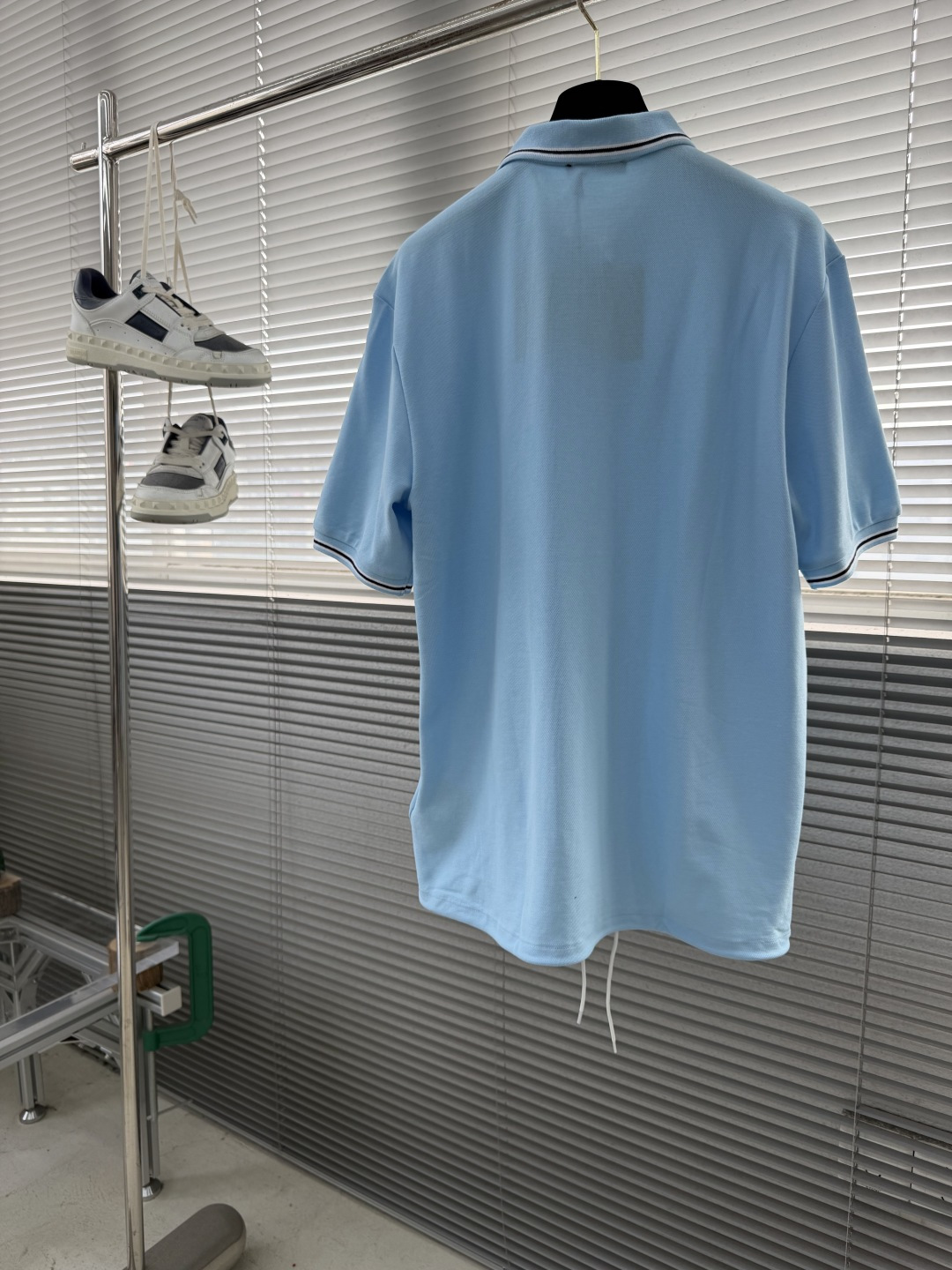 -PRAD 徽标刺绣抽绳Polo衫定制粗颗纹路棉质帆布料 紧密细腻 高端精致 以一抹澄澈的浅蓝惊艳亮相 
