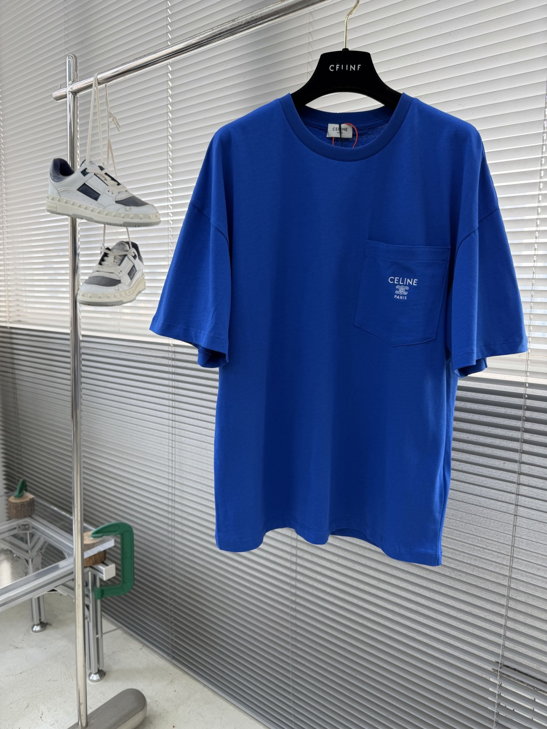 -Celin 刺绣口袋短袖定制纯棉平纹丝光布 柔软细腻 舒适贴肤 以一抹澄澈的克莱因蓝惊艳亮相 白色的丝