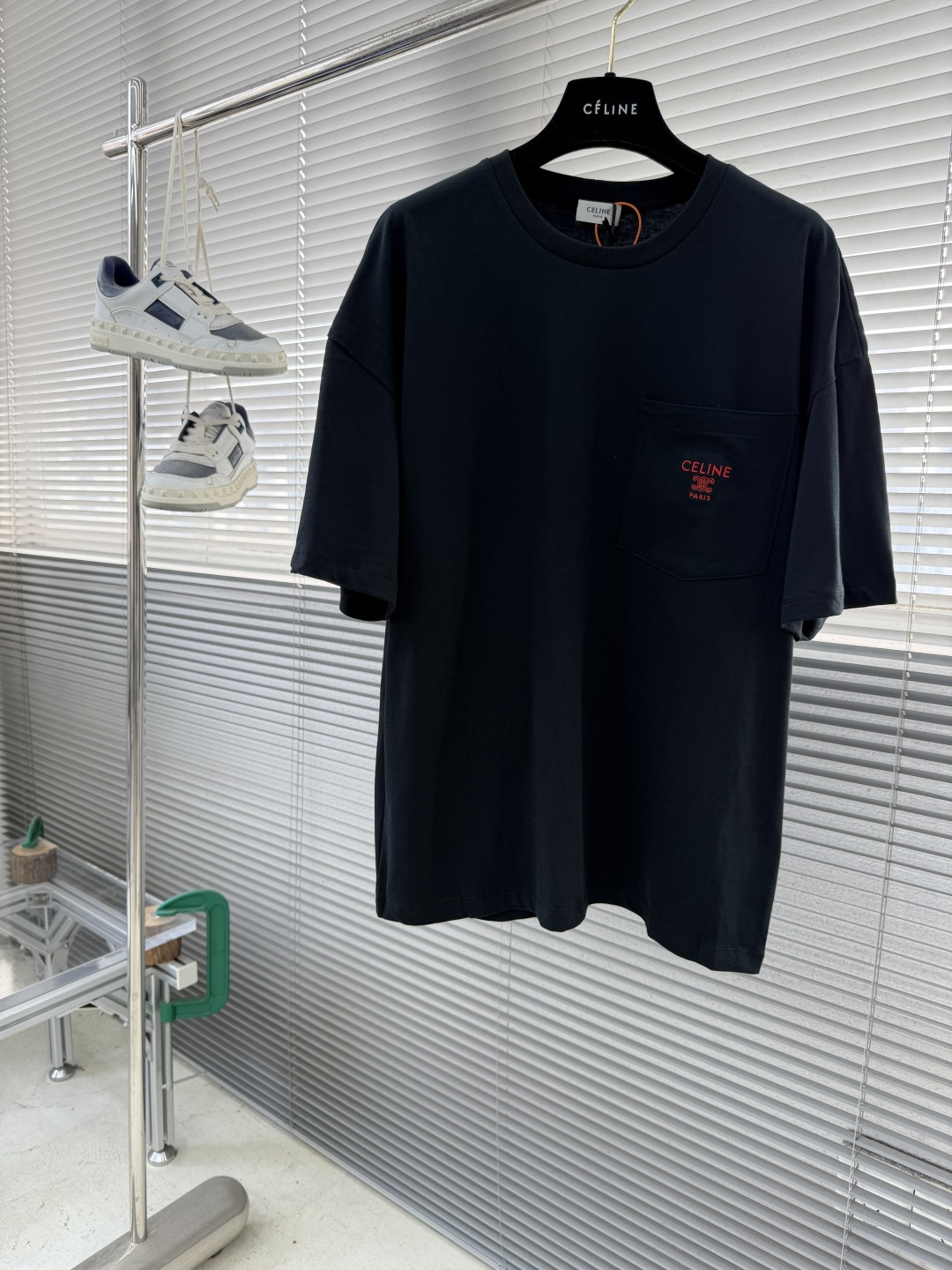 -Celin 刺绣口袋短袖定制纯棉平纹丝光布 柔软细腻 舒适贴肤 以一抹澄澈的克莱因蓝惊艳亮相 白色的丝