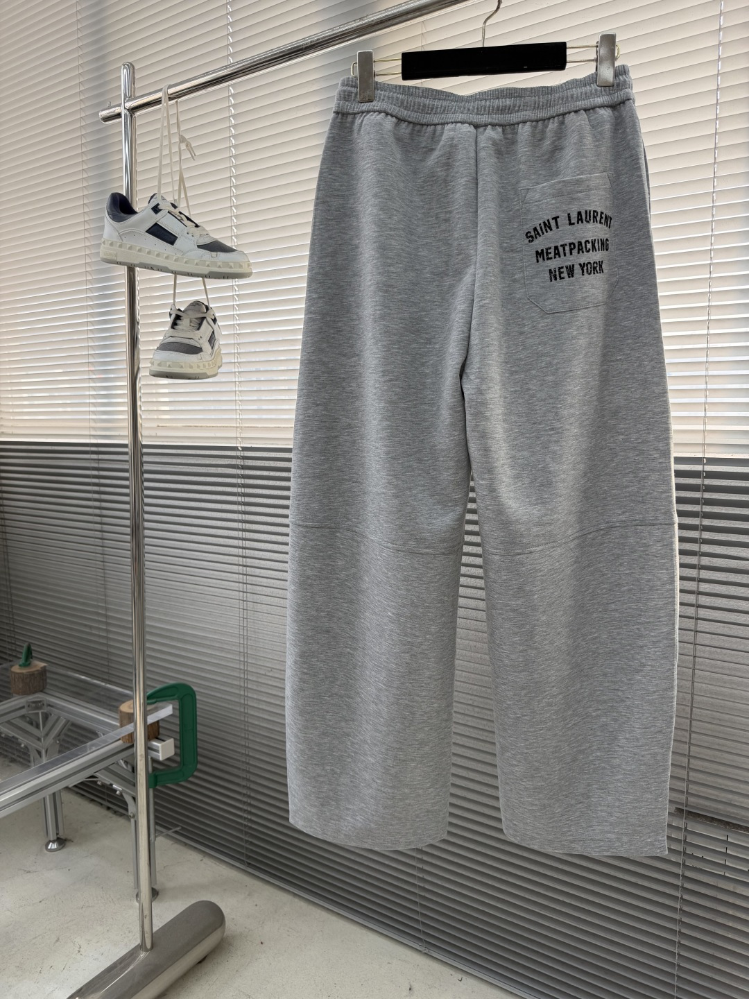 -YSL圣罗兰 经典休闲直筒长裤，采用了莫代尔面膜材质，面料丝滑挺括，搭配后口袋标识装饰，上身足够吸睛且