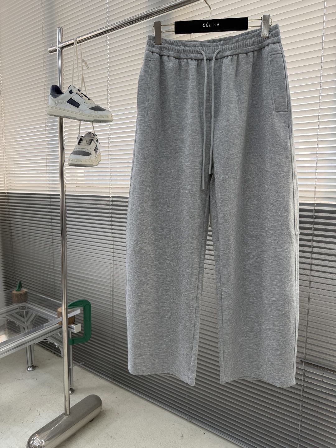 -YSL圣罗兰 经典休闲直筒长裤，采用了莫代尔面膜材质，面料丝滑挺括，搭配后口袋标识装饰，上身足够吸睛且