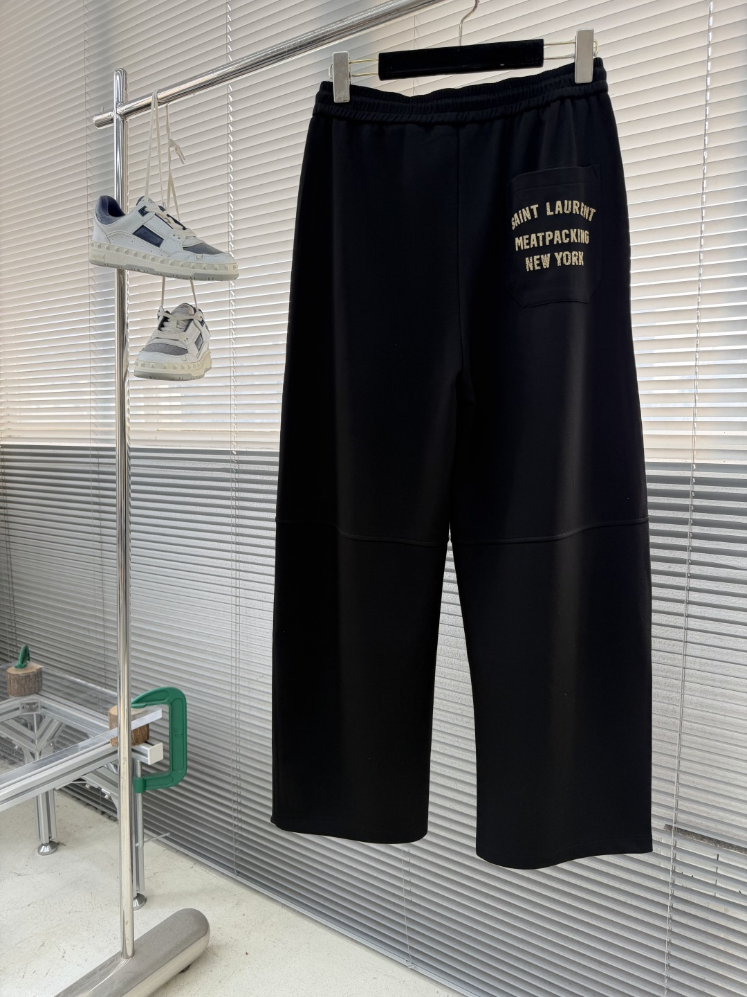 -YSL圣罗兰 经典休闲直筒长裤，采用了莫代尔面膜材质，面料丝滑挺括，搭配后口袋标识装饰，上身足够吸睛且