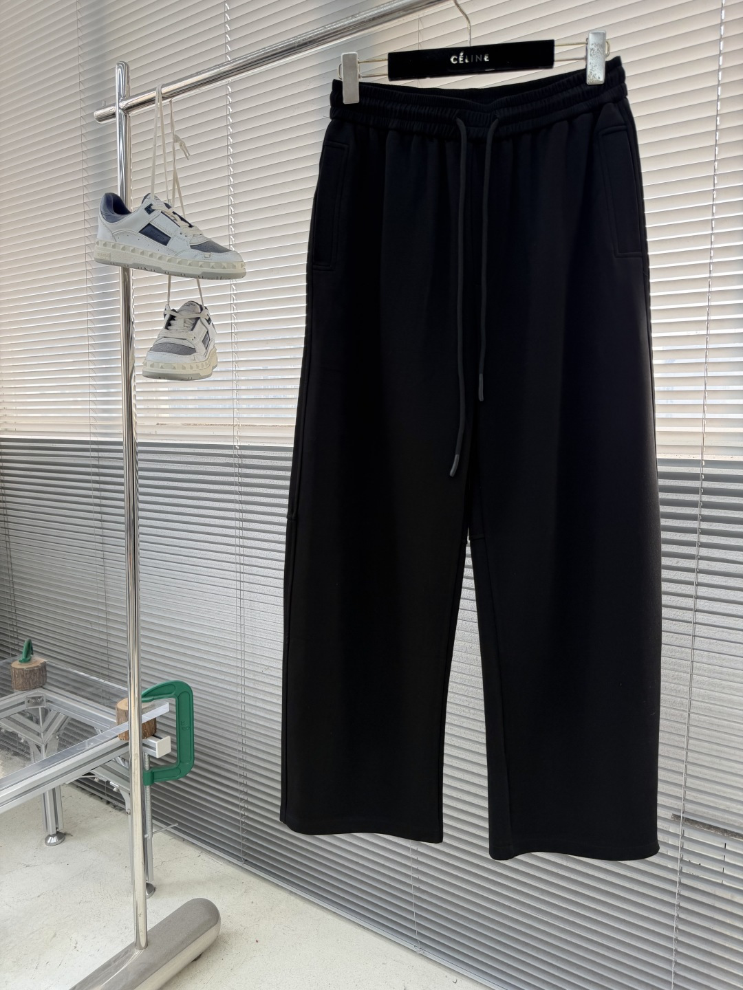 -YSL圣罗兰 经典休闲直筒长裤，采用了莫代尔面膜材质，面料丝滑挺括，搭配后口袋标识装饰，上身足够吸睛且