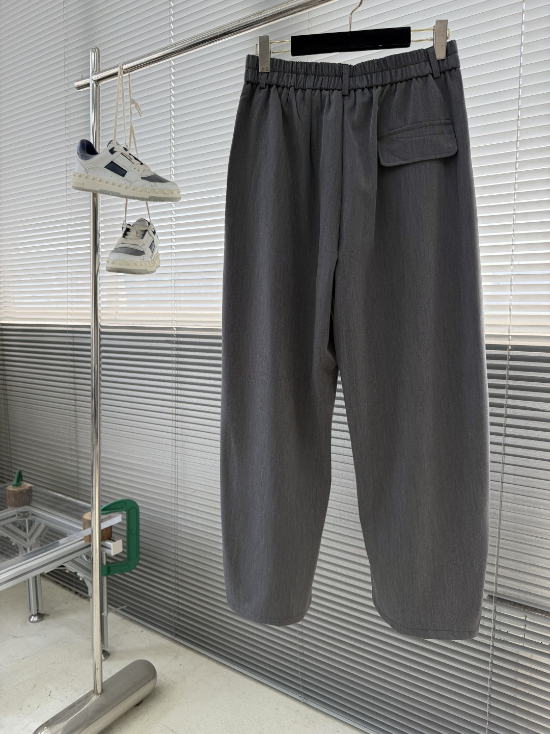 -LOEW 26年春夏季新款休闲裤，采用进口优质西装面料，超级舒适透气！散口设计，侧边标识点缀，版型上身