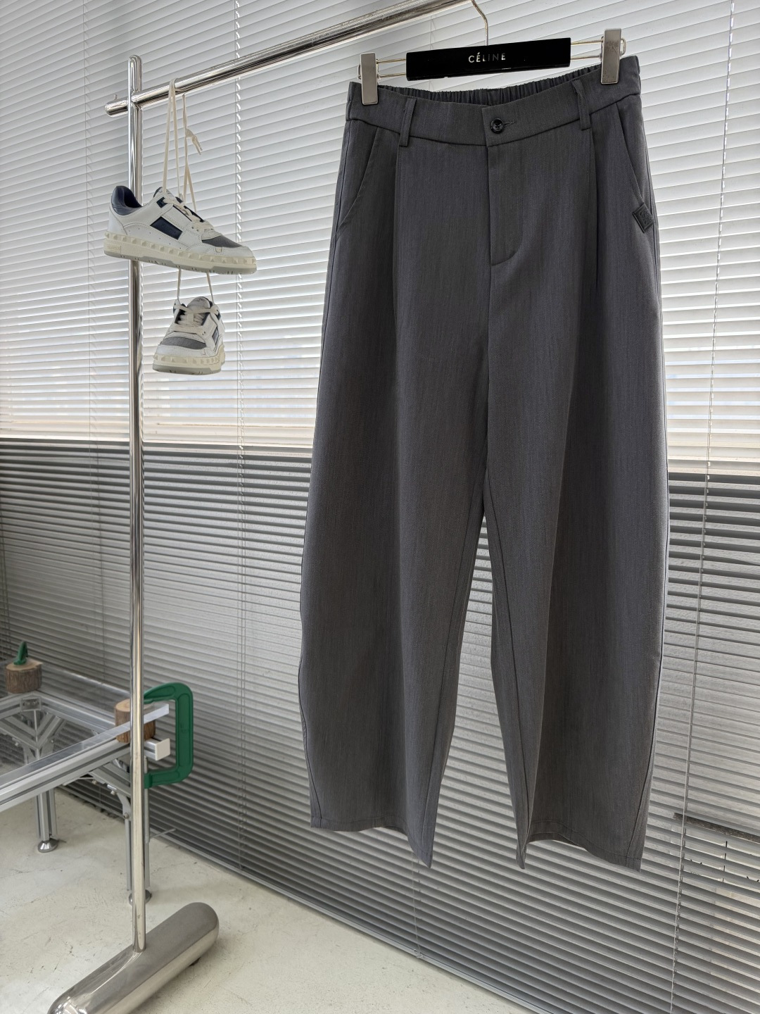 -LOEW 26年春夏季新款休闲裤，采用进口优质西装面料，超级舒适透气！散口设计，侧边标识点缀，版型上身