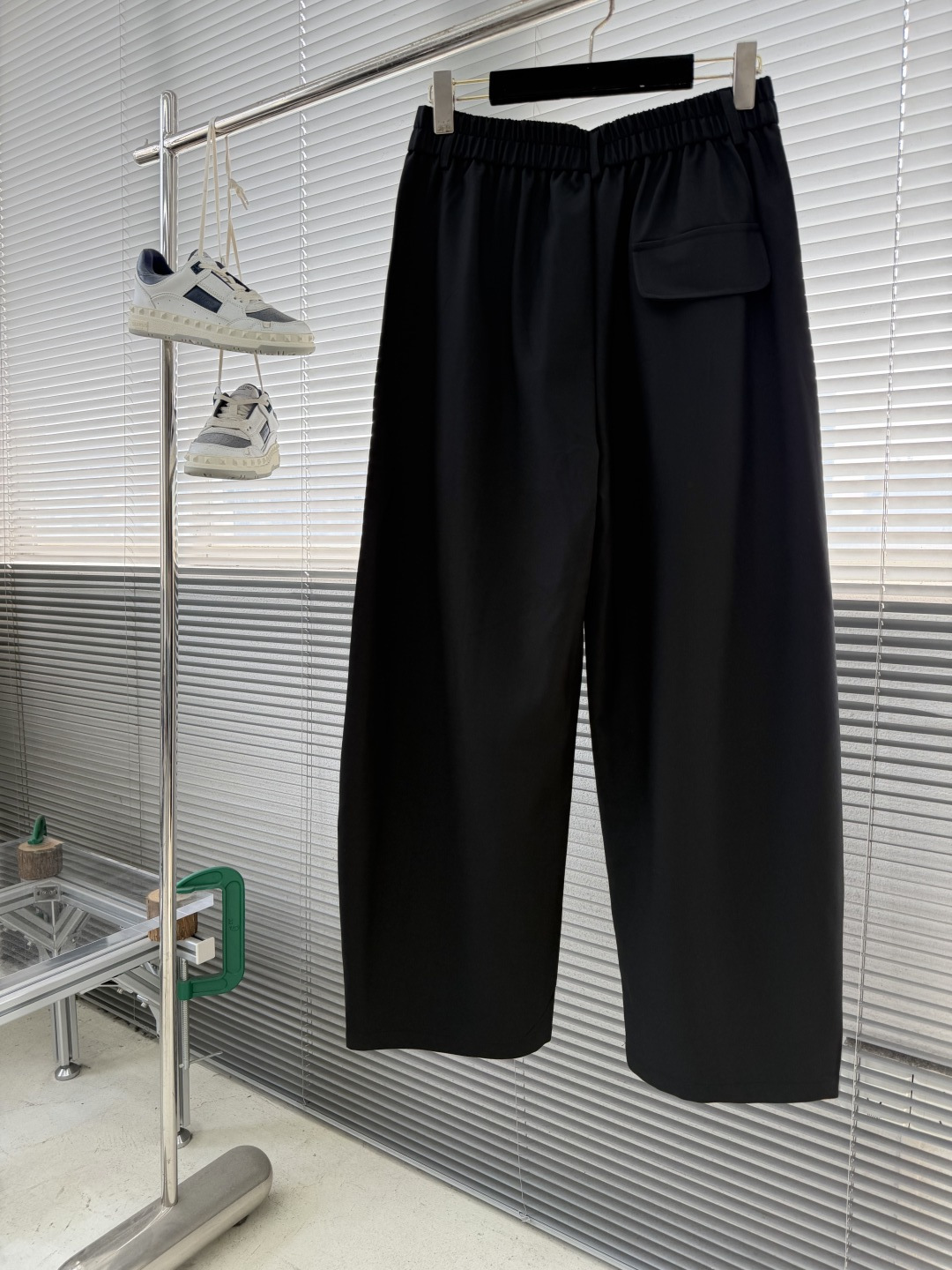 -LOEW 26年春夏季新款休闲裤，采用进口优质西装面料，超级舒适透气！散口设计，侧边标识点缀，版型上身