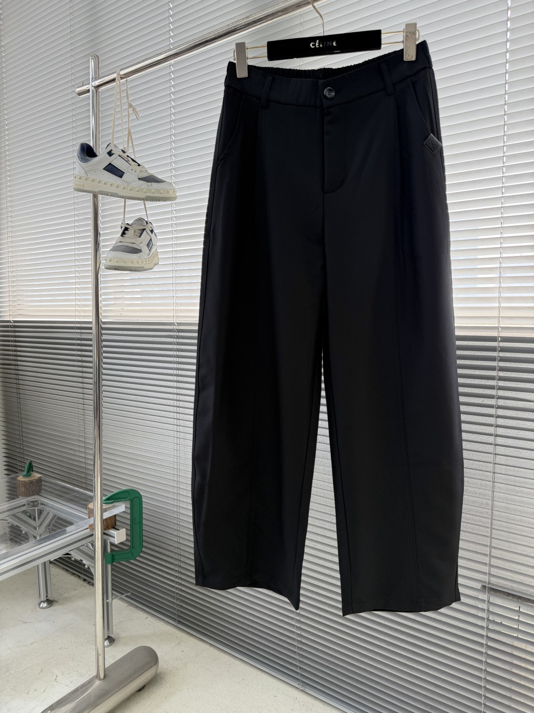 -LOEW 26年春夏季新款休闲裤，采用进口优质西装面料，超级舒适透气！散口设计，侧边标识点缀，版型上身