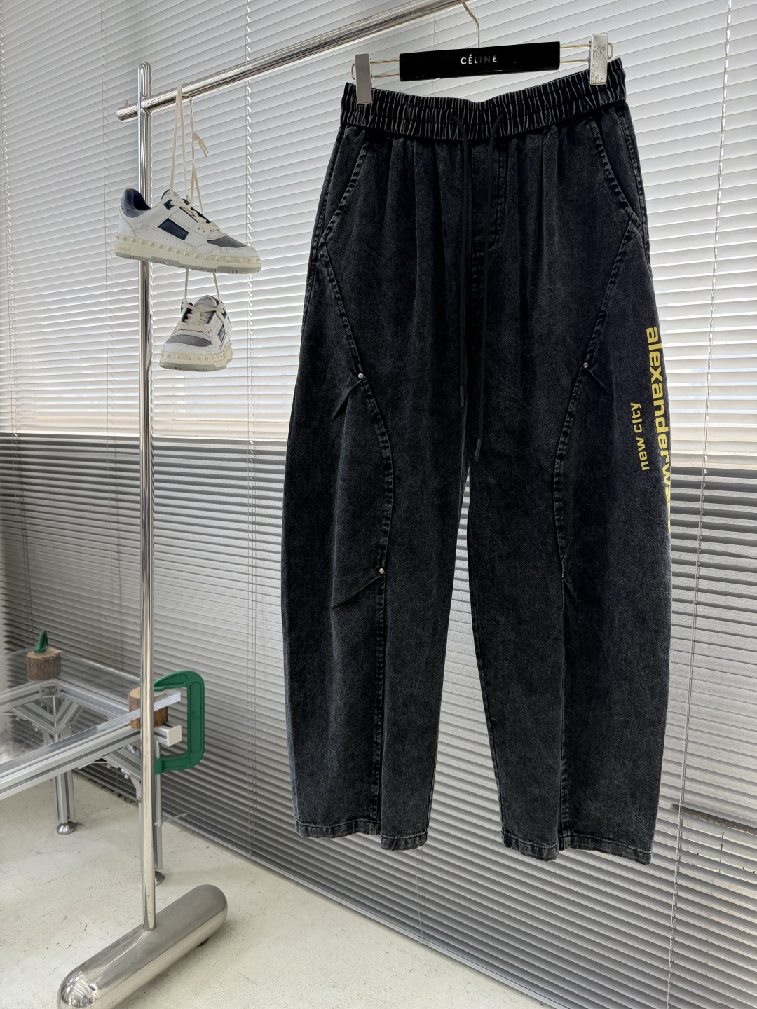 -Wang 大王 26年新款弯刀裤，粗斜纹洗水棉布 全衣重洗水 砂洗 洗后面料更柔软亲肤，裤脚侧向饰有 