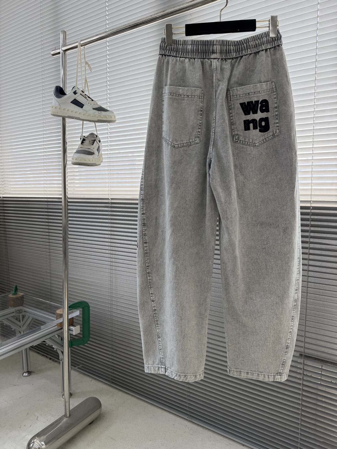 -Wang 大王 26年新款弯刀裤，粗斜纹洗水棉布 全衣重洗水 砂洗 洗后面料更柔软亲肤，裤脚侧向饰有 